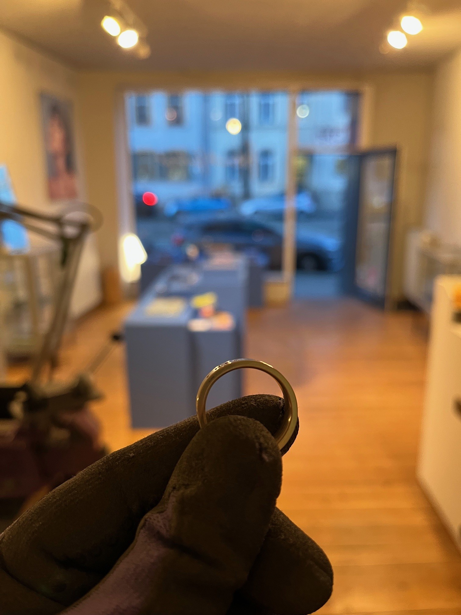 ein ring wird von einer handgehalten 