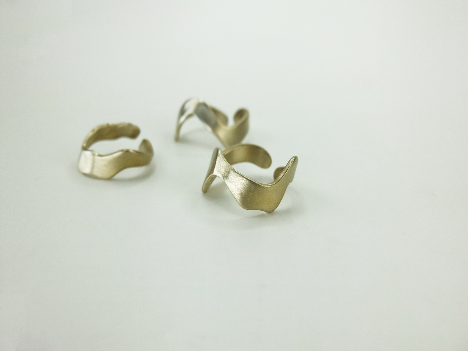 Drei wellenförmige Ringe auf einem hellen Hintergrund