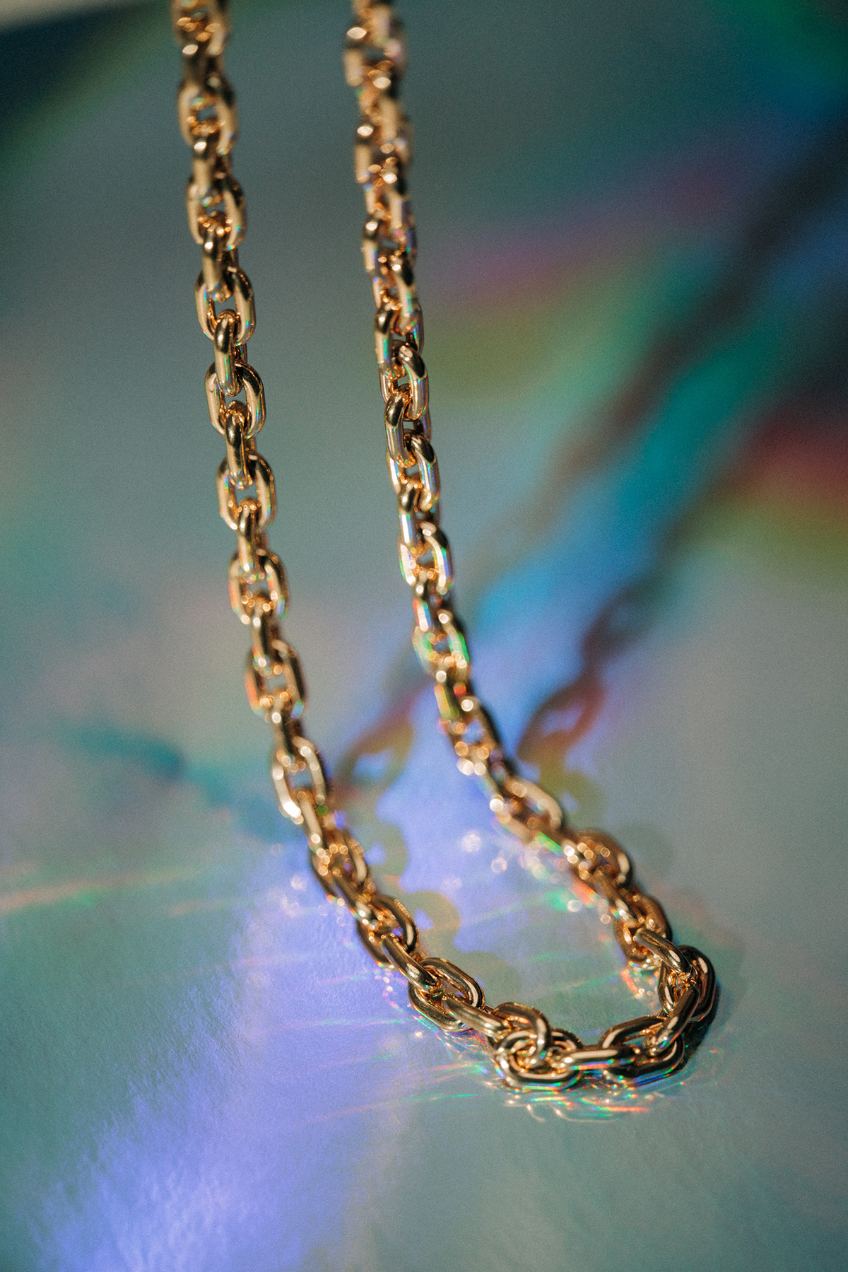 schwere goldene Gliederkette mit Lichtrelektionen